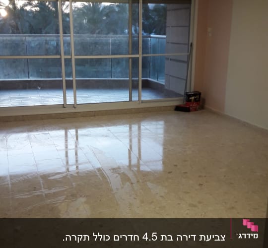 פח צבע ומברשת בפינת החדר